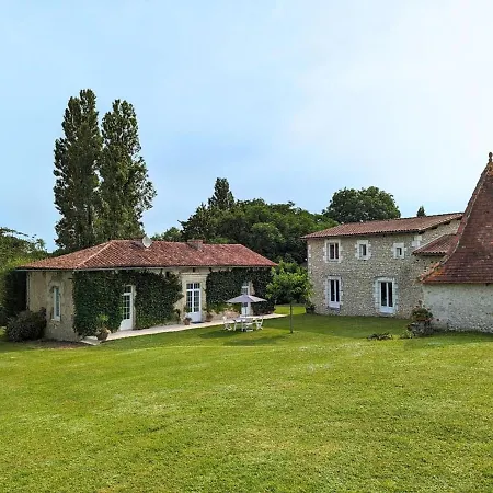 Prázdninový dům Familial Avec Piscine Couverte, Jardin Prive, Proche D'aubeterre-sur-dronne - Fr-1-653-239 *