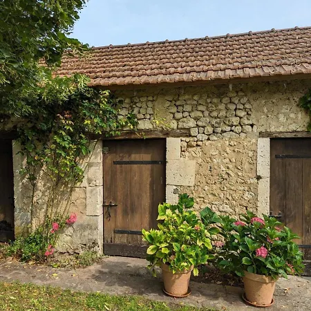 Prázdninový dům Familial Avec Piscine Couverte, Jardin Prive, Proche D'aubeterre-sur-dronne - Fr-1-653-239
